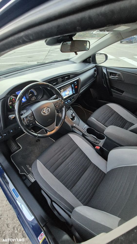 Toyota Auris 1.8 L VVT-i HSD Sol + - 7