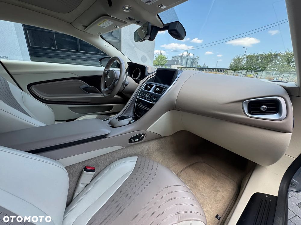 Aston Martin DB11 Launch Edition - 18