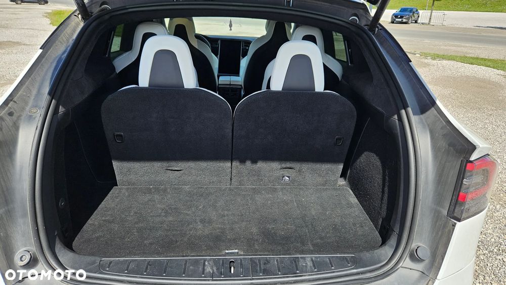 Tesla Model X - 24