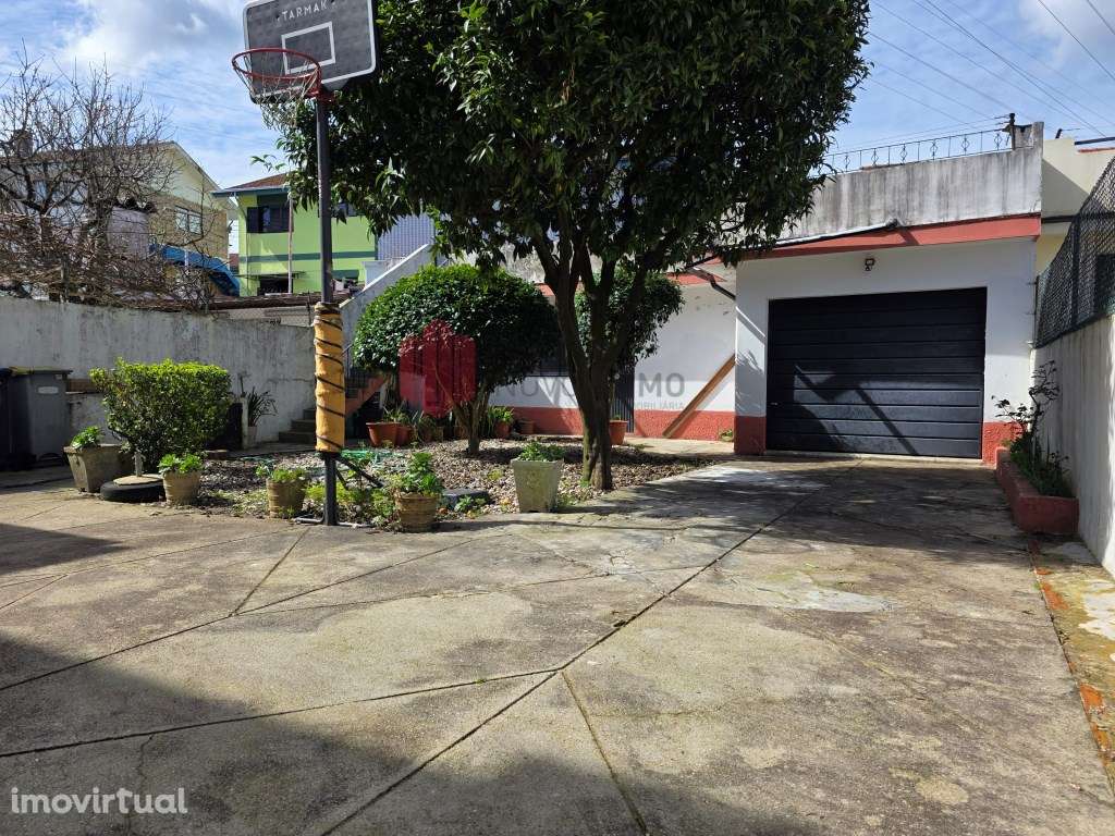 Moradia T3 de três frentes, com três pisos, anexos e garagem, inser... - Grande imagem: 2/27