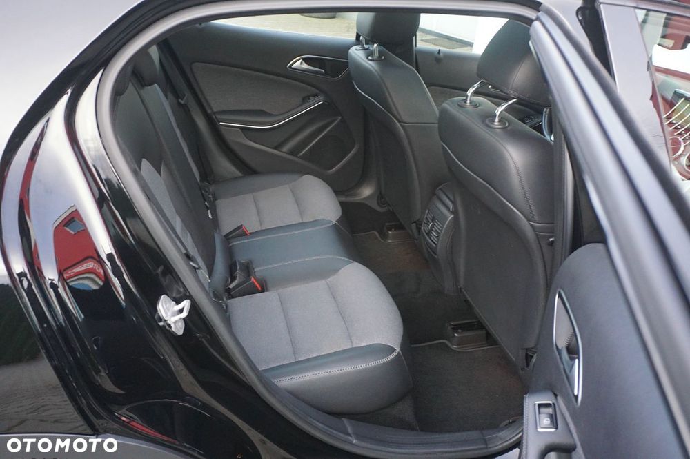 Mercedes-Benz GLA 200 7G-DCT Urban - 20