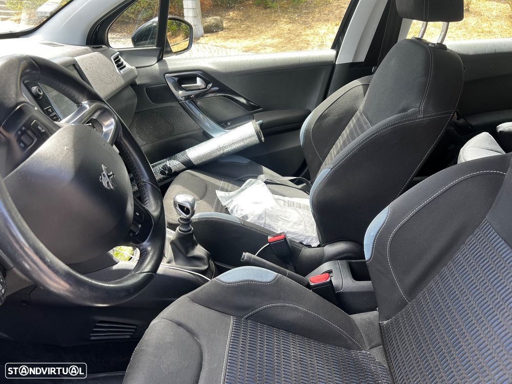 Peugeot 208 - 8