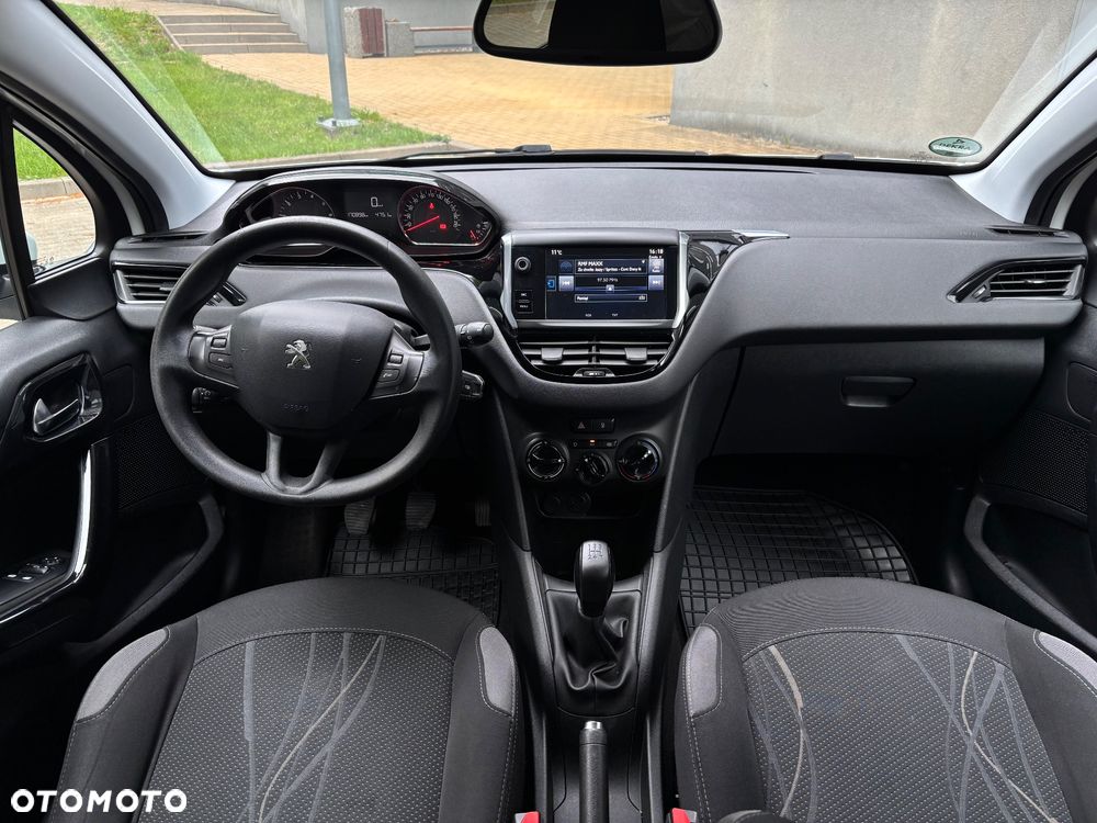 Peugeot 208 - 8