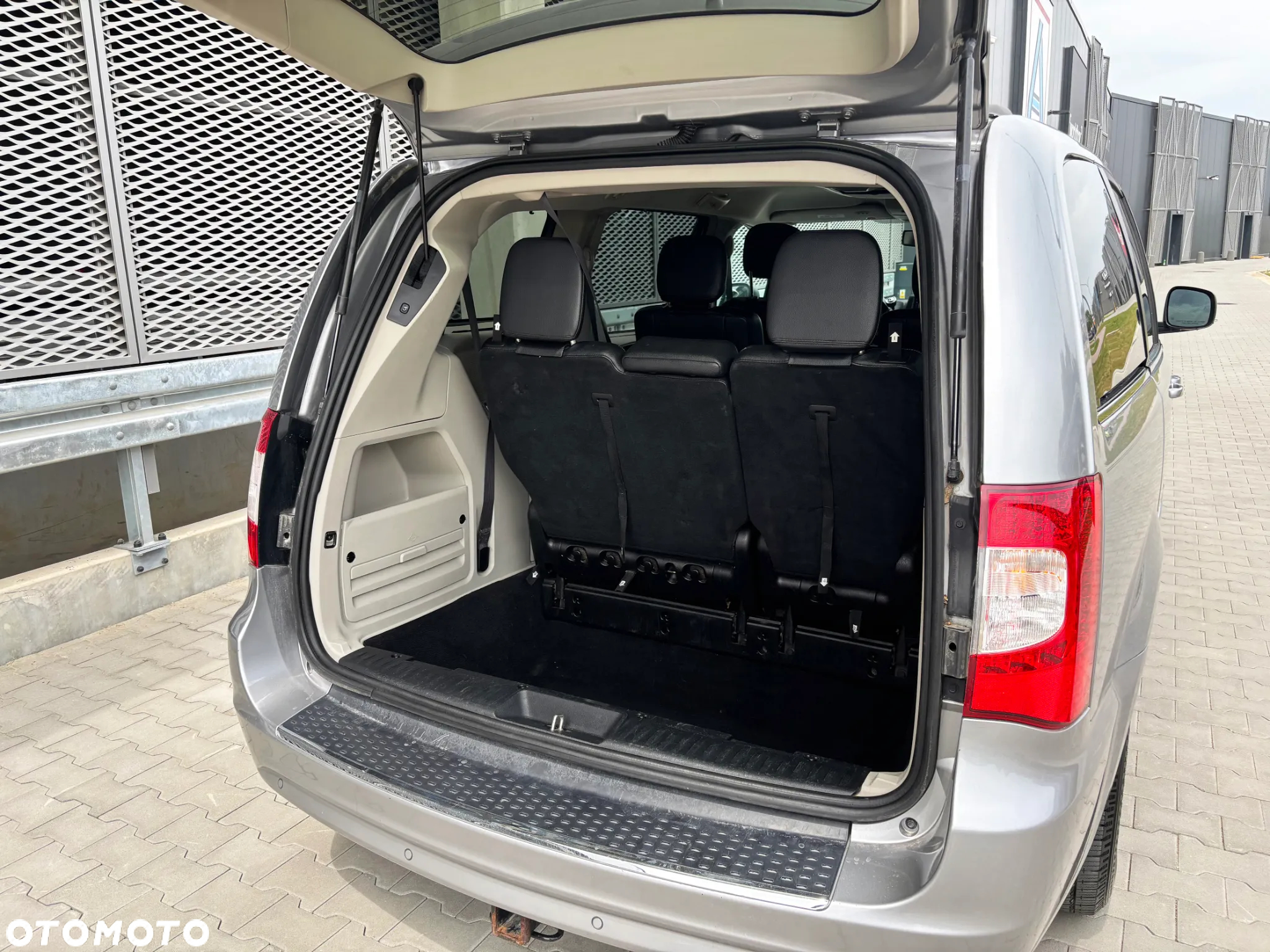 Chrysler Town & Country 3.6 Limited - 10