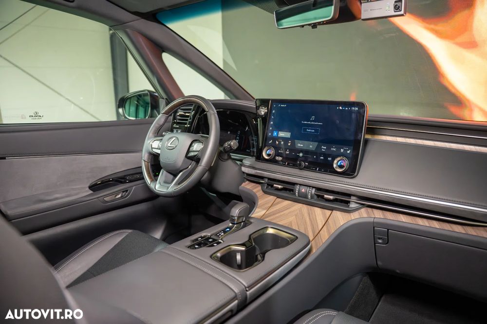 Lexus LM 350h Luxury - 35