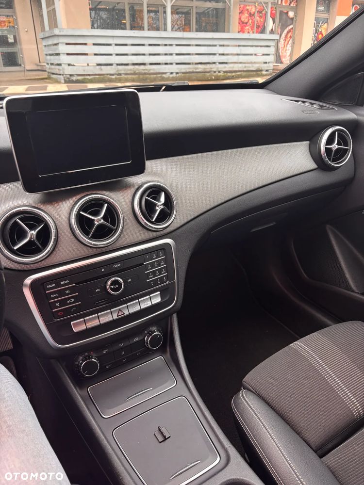 Mercedes-Benz CLA 180 7G-DCT AMG Line - 8