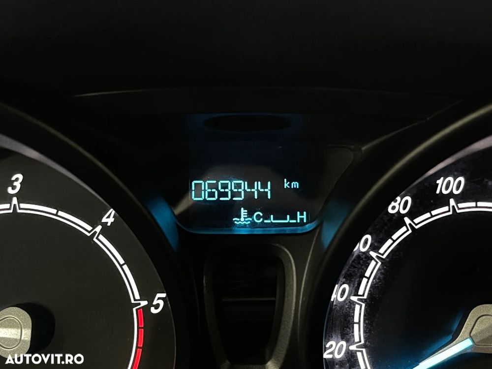 Ford Transit Courier - 14