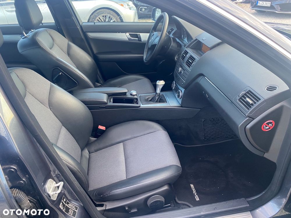 Mercedes-Benz Klasa C 180 CGI BlueEFFICIENCY Avantgarde - 29