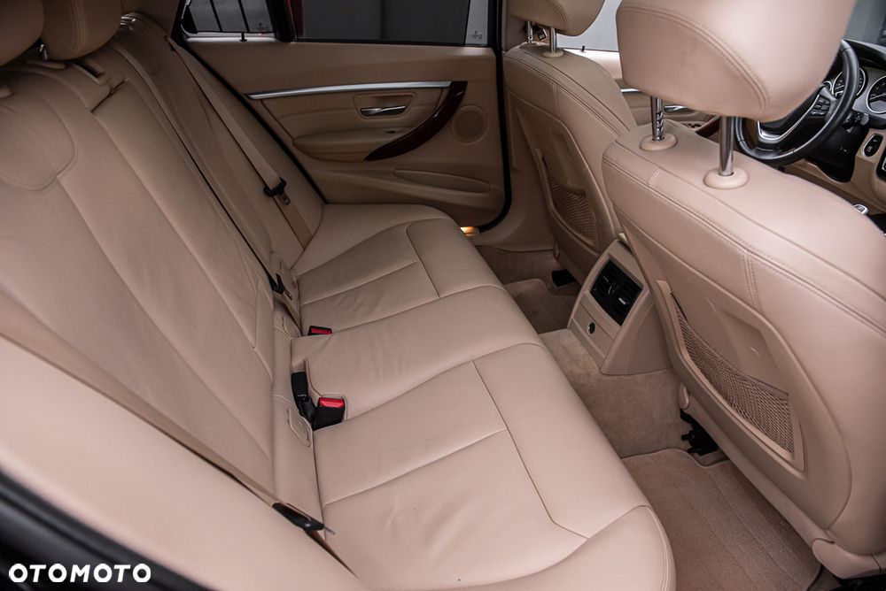 BMW Seria 3 320i Edition Luxury Line Purity - 32