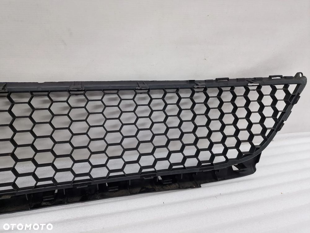 DACIA LOGAN I LIFT 09- KRATKA ŚRODKOWA ZDERZAKA PRZEDNIEGO , NR 8200752803 , NR AUKCJI K343 - 9