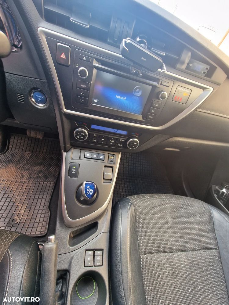 Toyota Auris 1.8 L VVT-i Sol + - 9