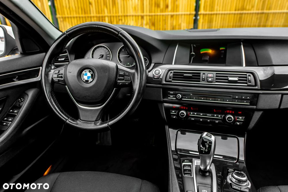 BMW Seria 5 525d Luxury Line - 32