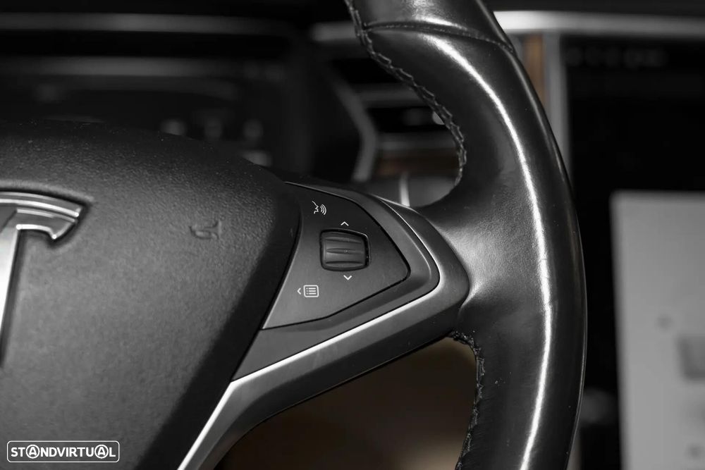 Tesla Model X 90D - 39