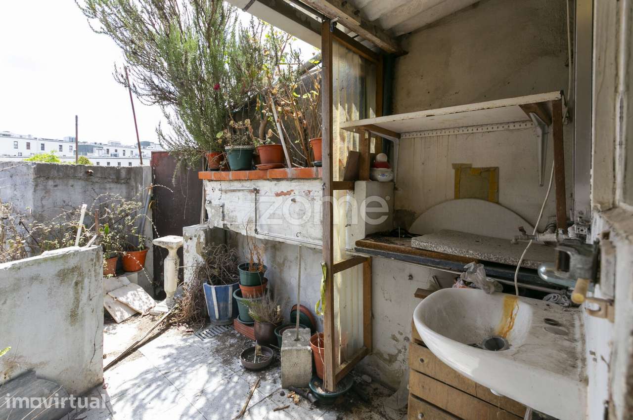 MORADIA DE 3 PISOS PARA REABILITAR A SEU GOSTO C/ PIP APROVADO - Grande imagem: 5/34