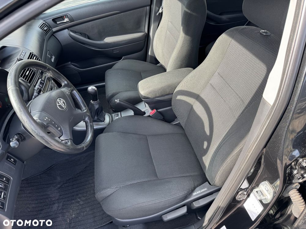 Toyota Avensis - 31
