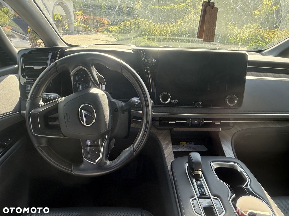 Lexus LM - 3