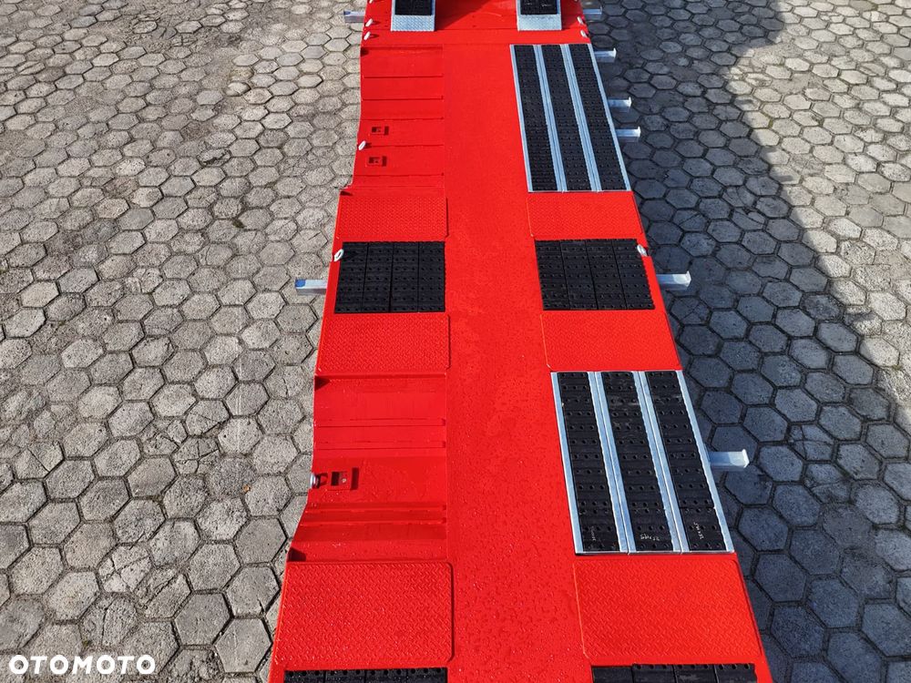 Inny 4 OSIOWA NISKOPODWOZIOWA z zagłębieniami na koła, rozciągana 5.000mm, długie najazdy 70T DMC - 27