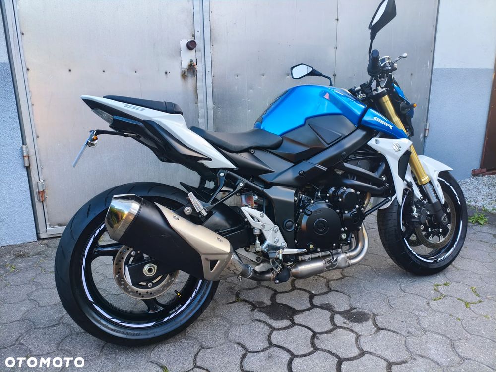 Suzuki GSR - 3