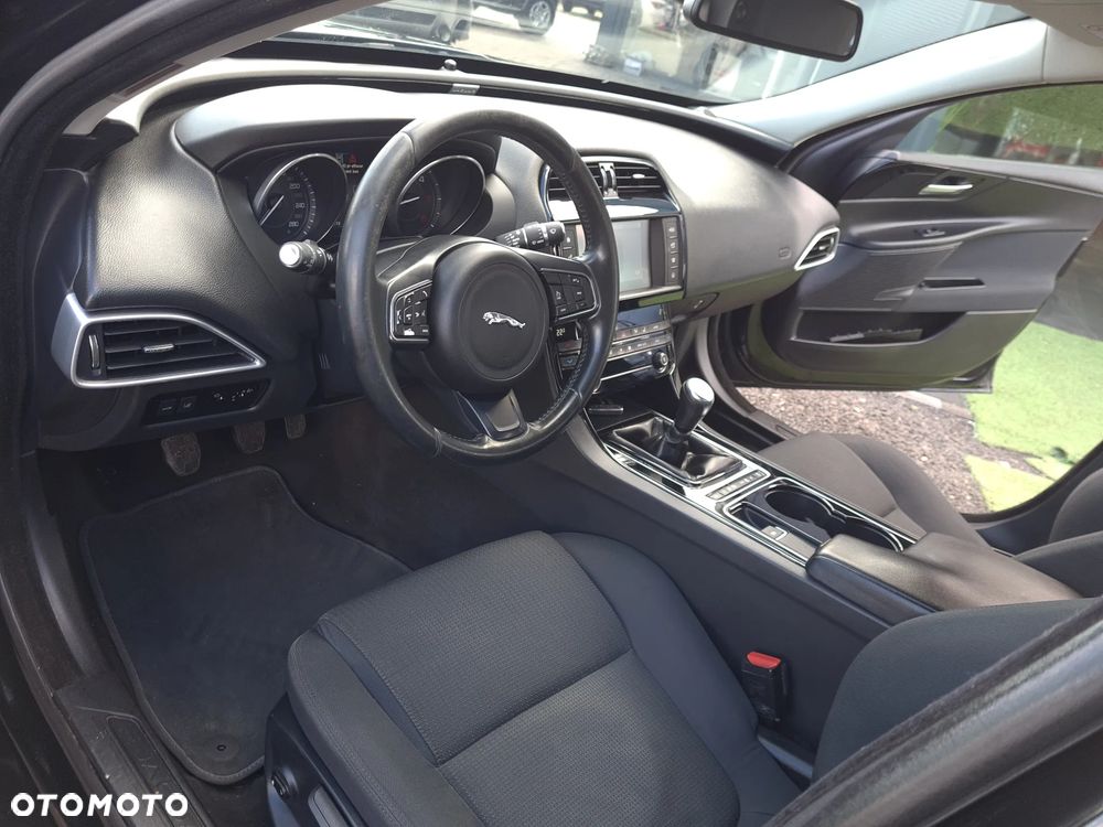 Jaguar XE 2.0 D Prestige - 37