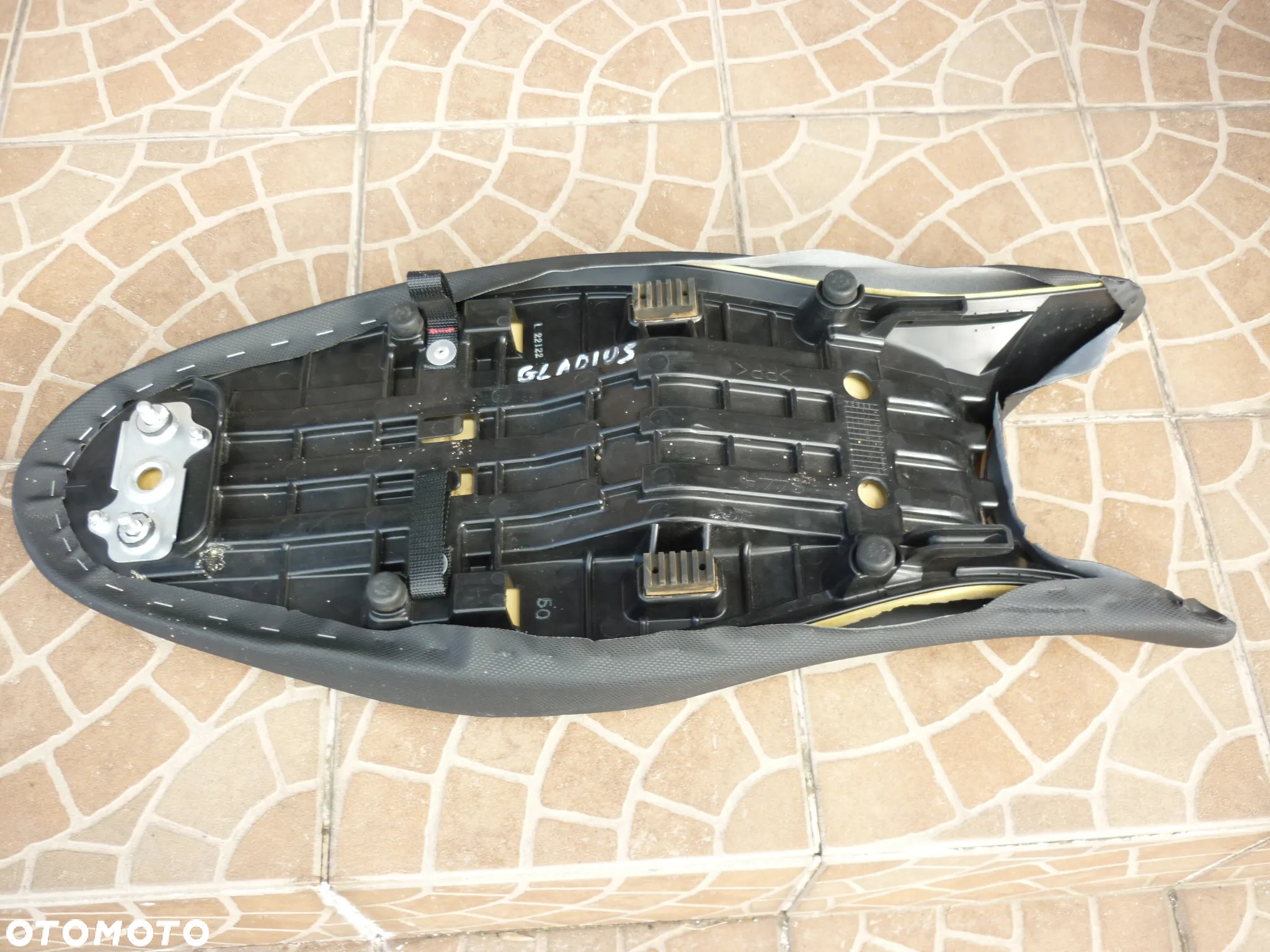 Siedzenie kanapa Suzuki Gladius 650 - 5