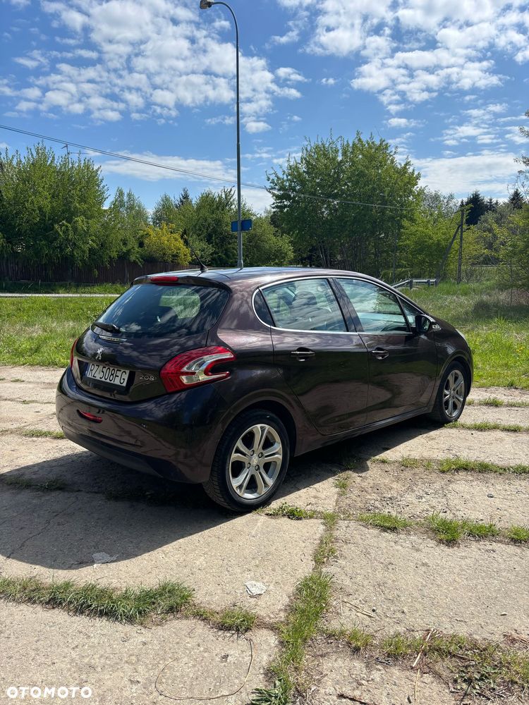 Peugeot 208 - 12