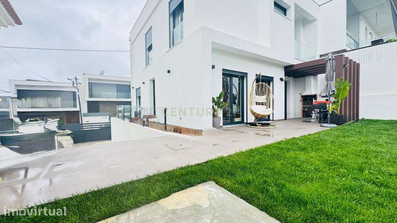 Moradia Geminada T4 em Caneças, Moderna e com excelentes acabamentos
