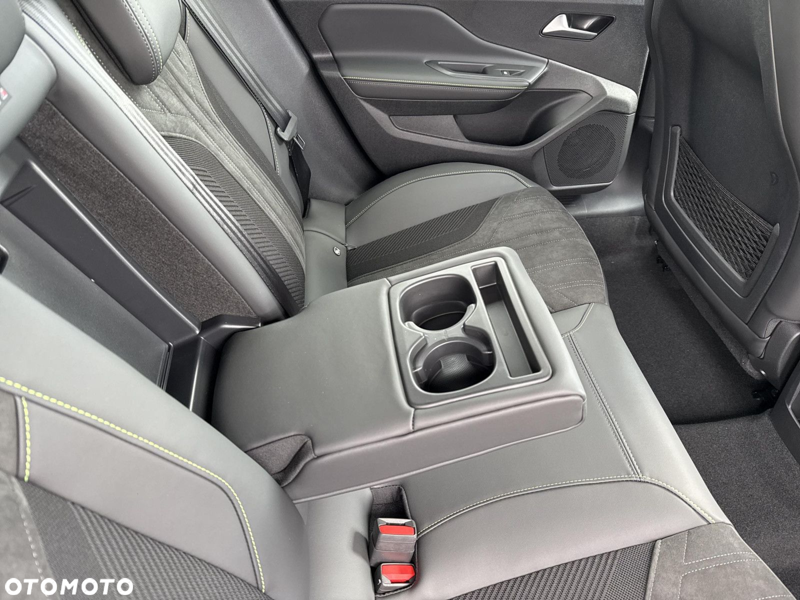 Peugeot 408 - 15