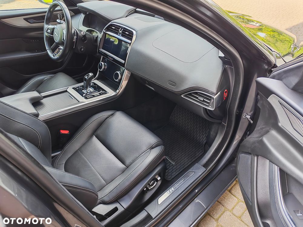 Jaguar XE 2.0 D180 AWD R-Dynamic SE - 12