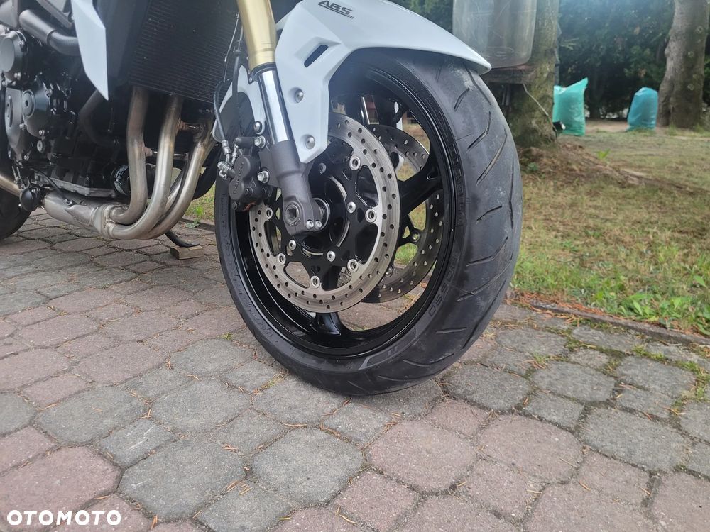 Suzuki GSR - 4