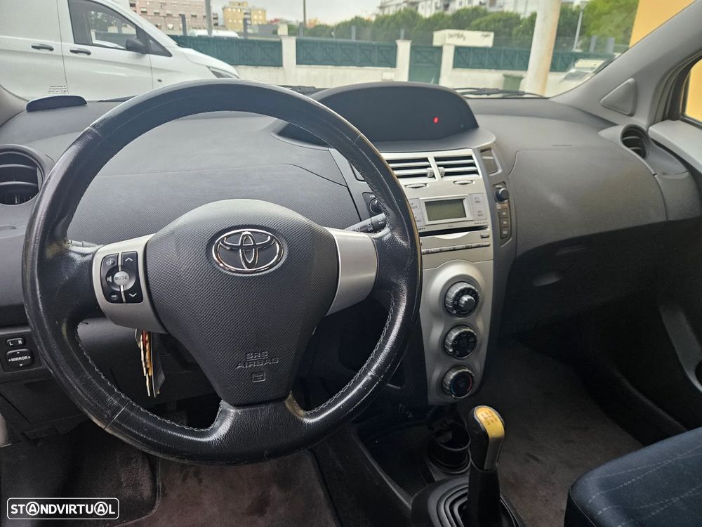 Toyota Yaris 1.0 VVT-i AC - 15