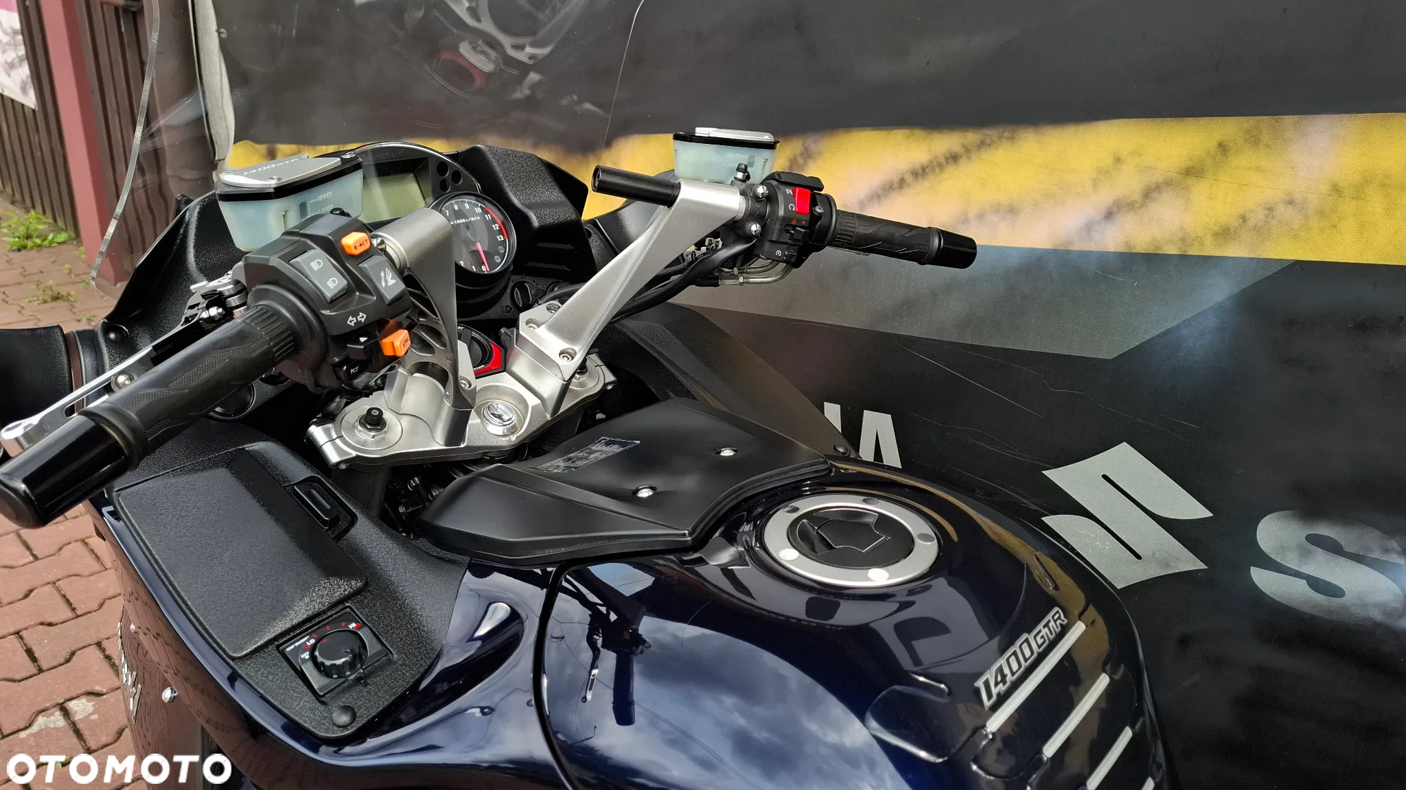 Kawasaki GTR - 16