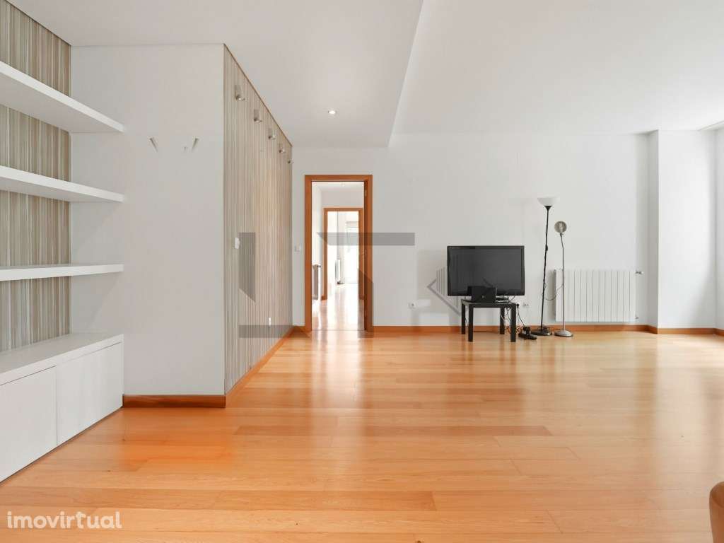 Fantástico Apartamento T3 com 2 Lugares de Garagem e Excelente Lumi... - Grande imagem: 2/28