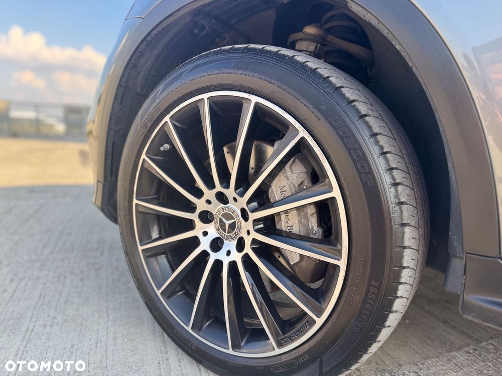 Mercedes-Benz GLC 300 4Matic 9G-TRONIC AMG Line - 13