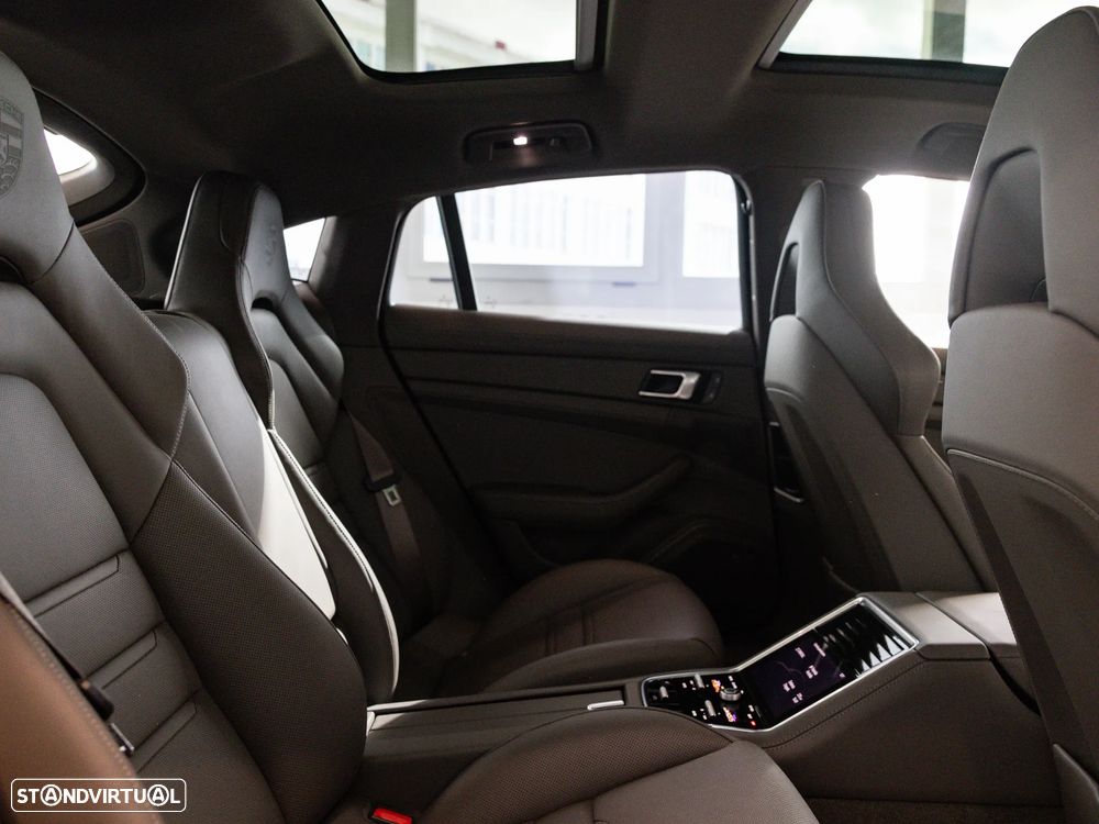 Porsche Panamera 4 E-Hybrid Platinum Edition - 38