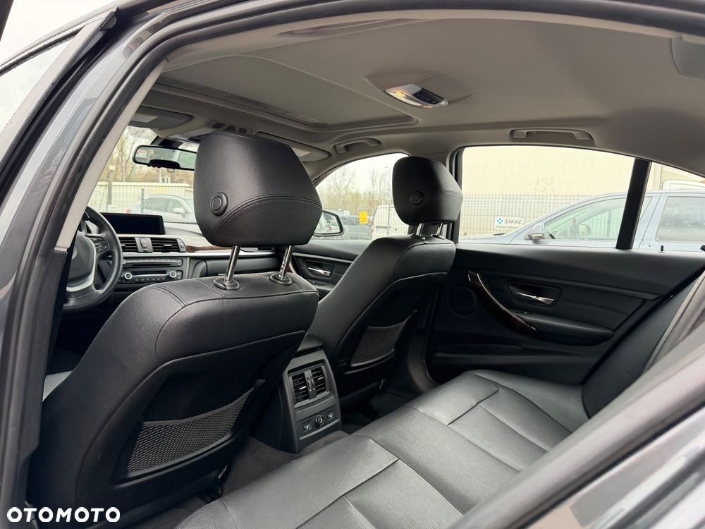 BMW Seria 3 328i xDrive Luxury Line - 13