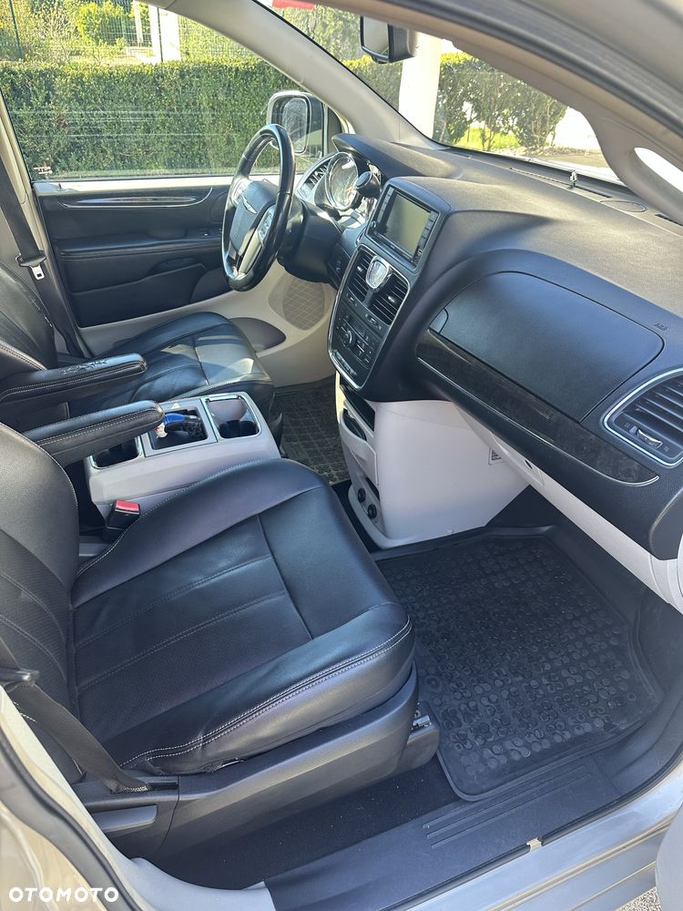 Chrysler Town & Country - 7