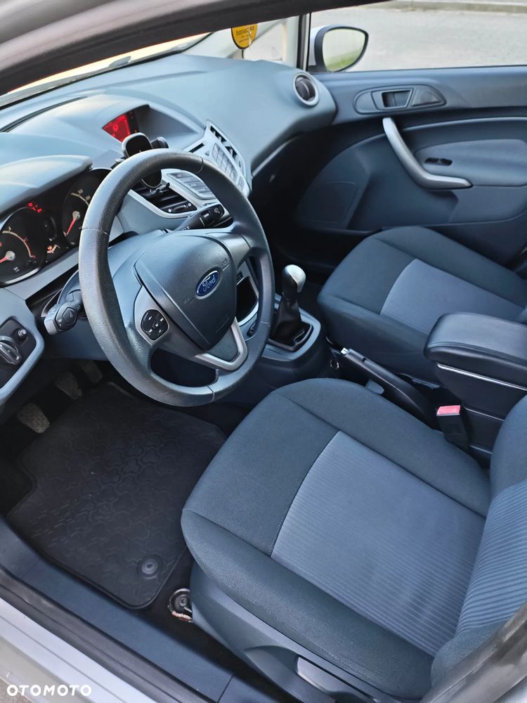 Ford Fiesta 1.6 TDCi DPF Ghia - 9