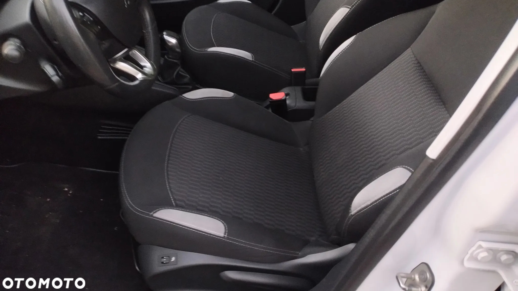 Peugeot 208 - 13