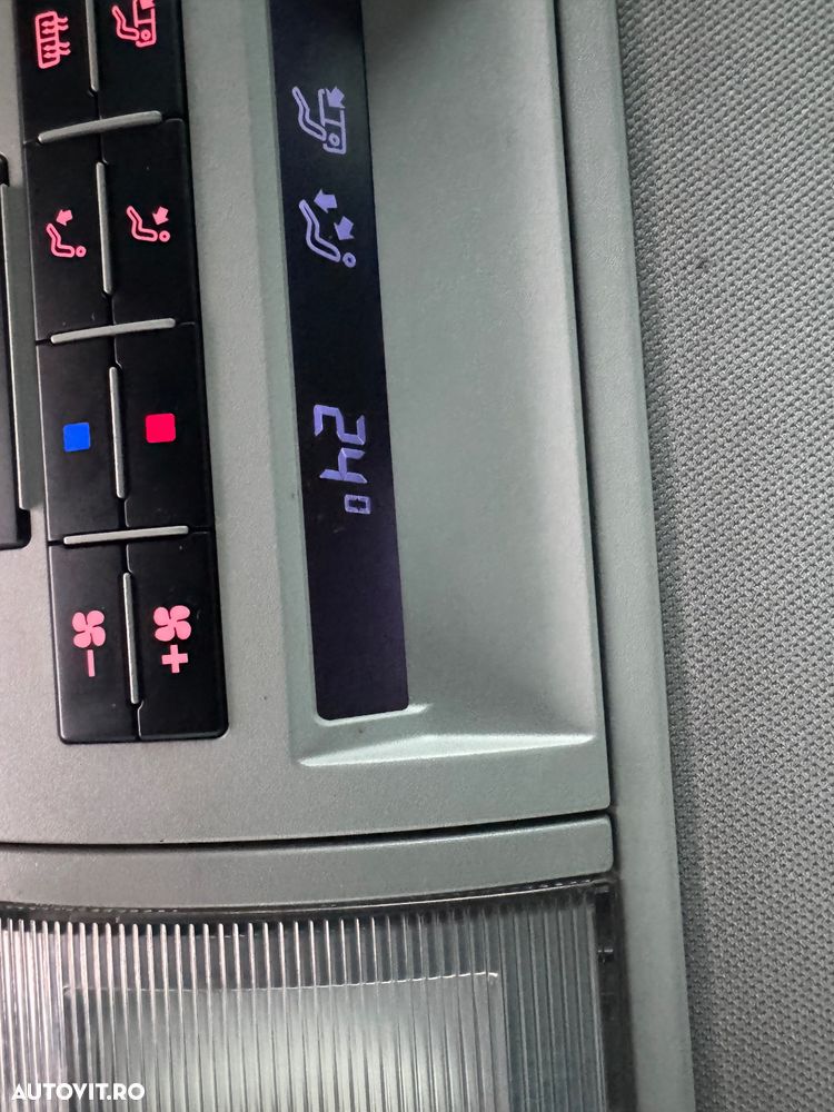 Volkswagen Caravelle - 8