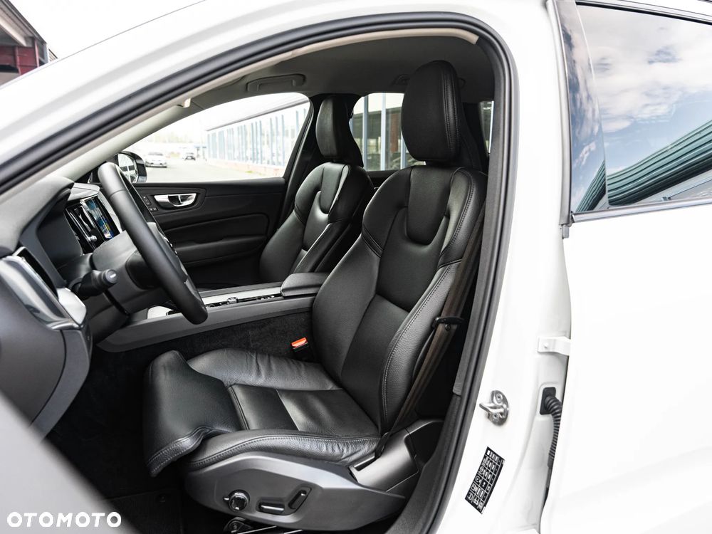 Volvo XC 60 B4 B Plus Dark - 23