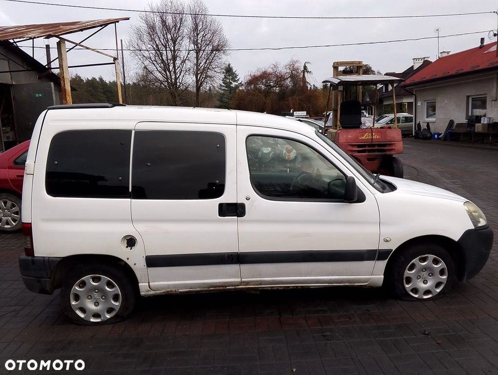 Peugeot Partner I FL (02-10r.) 1.6 HDI 74KM. Silnik DV6BTED4 Skrzynia 20DP37 lakier EWP/EWPA/EWPB/249. Cały na części. GWARANCJA !!!  Przód Tył Zestaw Komplet Drzwi Klapa Zderzak Błotnik Maska Grill Atrapa Szyba Pas Lampa Lusterko Boczki Fotel Kanapa Kokpit Deska Rozdzielcza Przełącznik Włącznik Sterownik Przewody Wiązka Instalacja Moduł Komputer Czujnik Listwa Pompa Alternator Wtryski Głowica Rozrusznik Kompresor Sprzęgło Dwumas Silnik Skrzynia ABS Klimatyzacji Paliwa Wspomagania Kolektor Turbina Przepustnica Zawór Chłodnica Koło Hak Belka Sanki Zawieszenie Mcpherson Półoś Amortyzator Wydech Tłumik Zacisk Most - 6