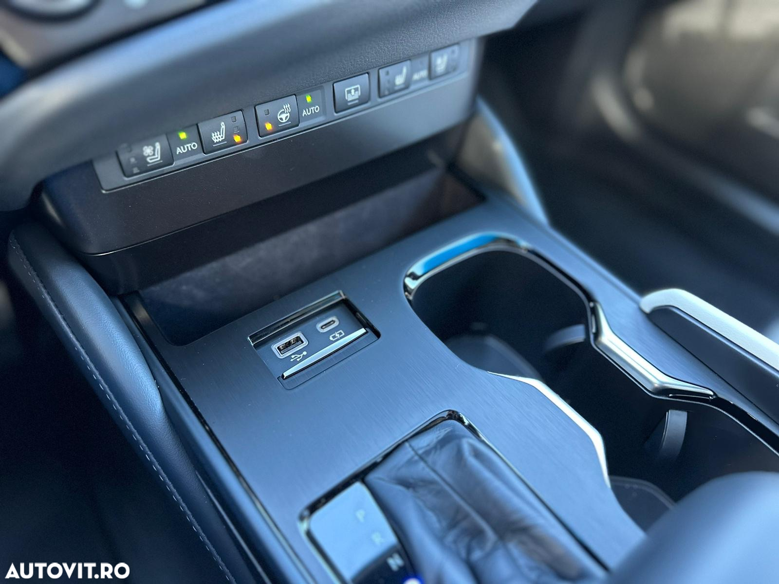 Lexus Seria ES 300h 2.5 TNGA HV 25H- 4X2 CVT Executive - 37