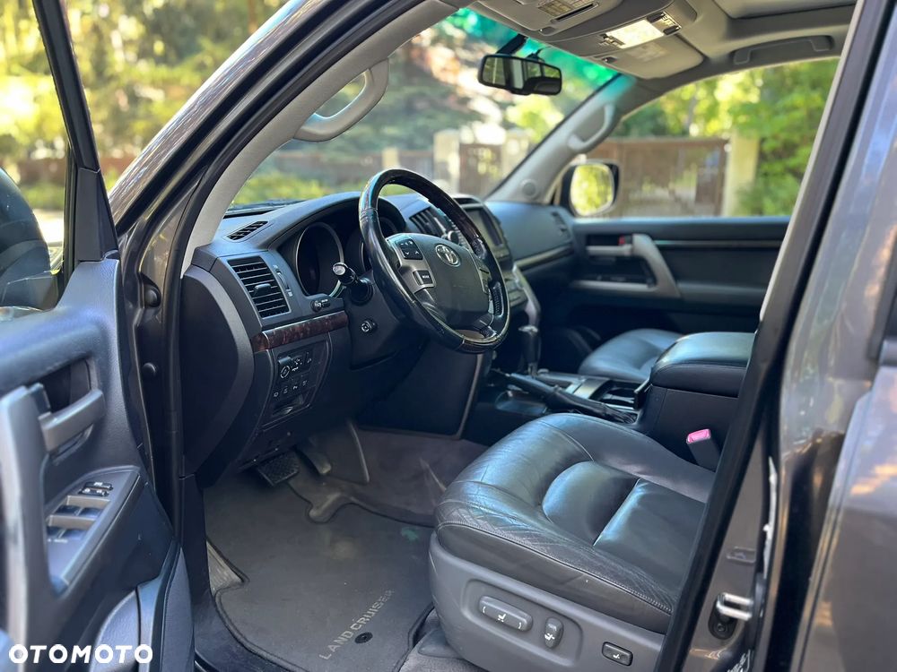 Toyota Land Cruiser - 21