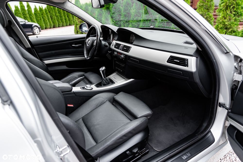 BMW Seria 3 330xi - 24