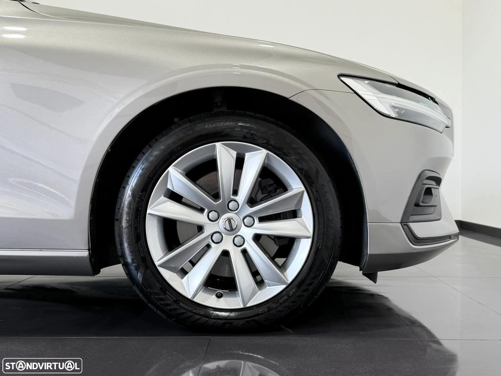 Volvo V60 2.0 B4 Momentum Geartronic - 48