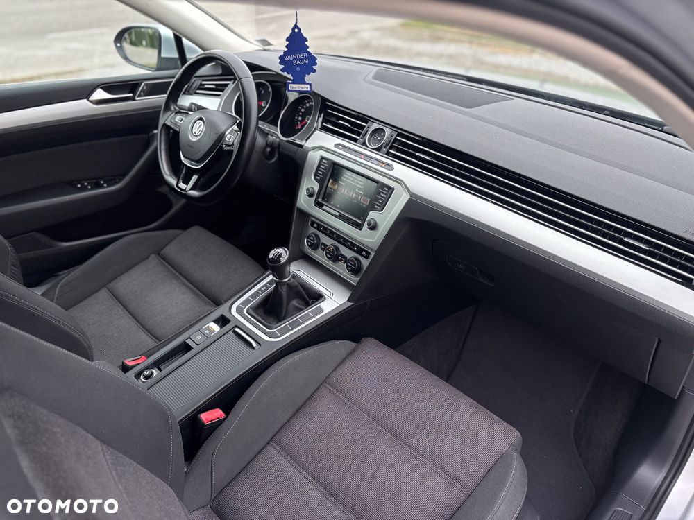 Volkswagen Passat - 12