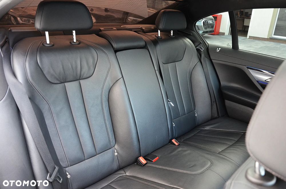 BMW Seria 7 740Li - 26
