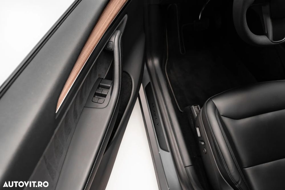 Tesla Model Y Long Range AWD - 11