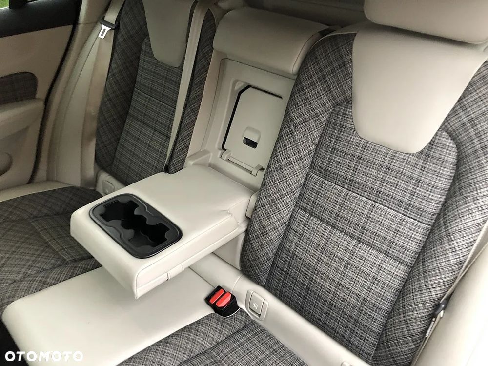 Volvo V60 B4 D Momentum Pro - 31