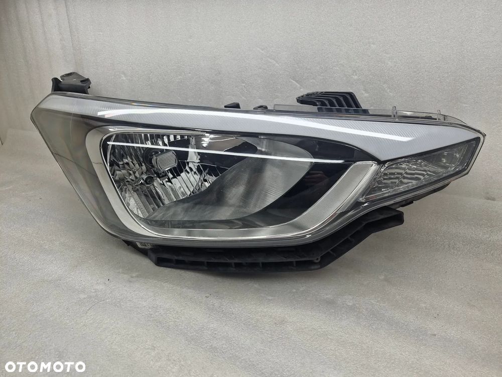 HYUNDAI I20 II  LAMPA PRAWA PRZÓD 92102-C8 - 2